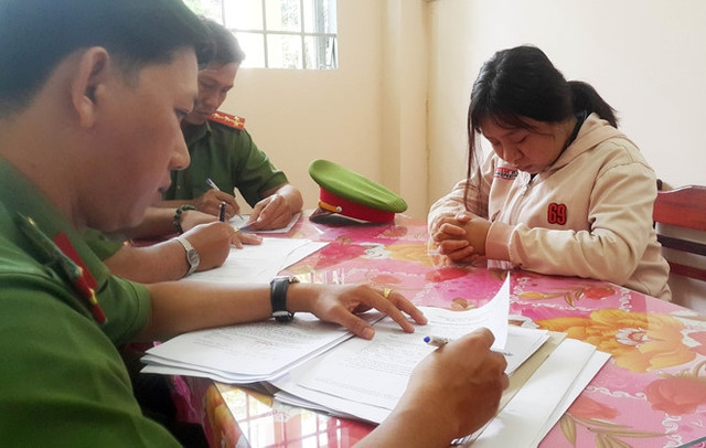 Nữ nhân viên bưu điện xã chiếm đoạt 2 tỷ đồng Nu nhan vien buu dien xa chiem doat 2 ty dong