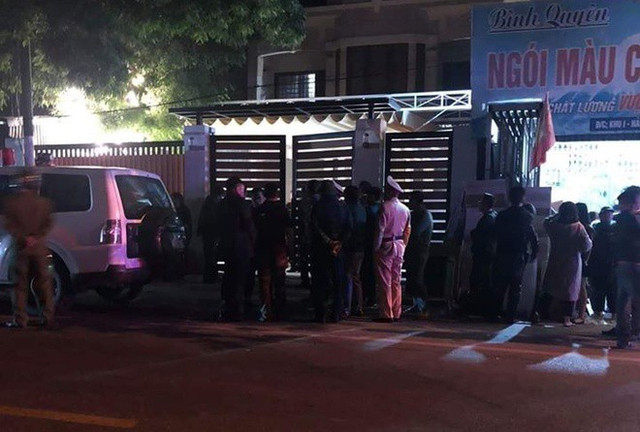 Người đàn ông vác súng AK bắn chết vợ tại chỗ, bắt 4 người làm con tin ở Quảng Ninh Nguoi dan ong vac sung AK ban chet vo tai cho, bat 4 nguoi lam con tin o Quang Ninh