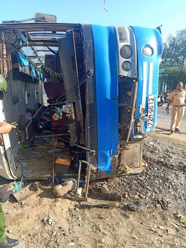 Xe chở công nhân lật đè chết 2 người đang đi xe máy trên đường ở Long An Xe cho cong nhan lat de chet 2 nguoi dang di xe may tren duong o Long An