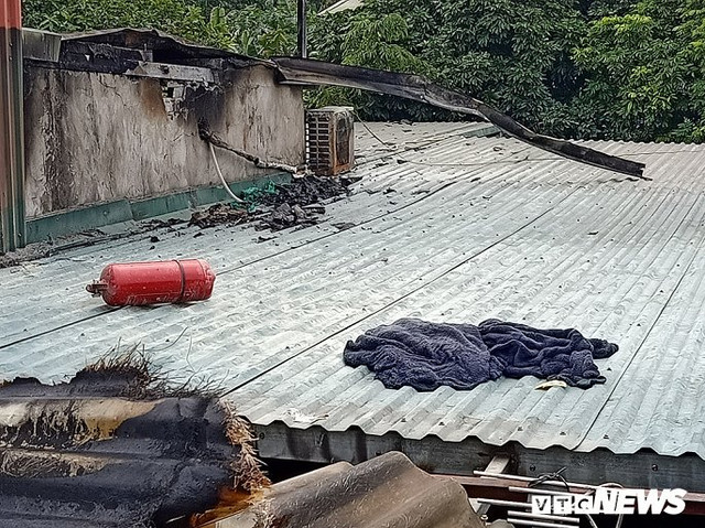 Ảnh hiện trường nơi 3 bà cháu chết cháy trên gác xếp - Hình 4 Anh hien truong noi 3 ba chau chet chay tren gac xep-Hinh-4