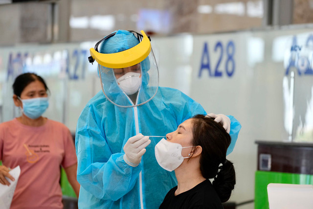 Tất cả hành khách nhập cảnh tại sân bay được test nhanh Covid-19 Tat ca hanh khach nhap canh tai san bay duoc test nhanh Covid-19