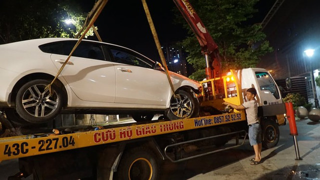 Ô tô lao vỡ kính toà nhà trung tâm hành chính TP Đà Nẵng - Hình 2 O to lao vo kinh toa nha trung tam hanh chinh TP Da Nang-Hinh-2