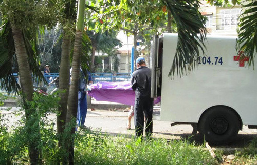 Cơ quan chức năng đưa thi thể nạn nhân về nhà xác để tiếp tục công tác khám nghiệm tử thi nhằm làm rõ nguyên nhân, cũng như xác định nhân thân.