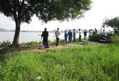 Thi thể người phụ nữ nghi là mẹ cháu bé chết trôi phát hiện hơn 10 ngày trước vừa được tìm thấy sáng nay (11/11).