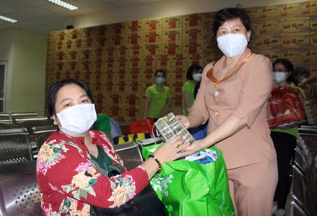 Nhung giay phut thieng lieng dau nam moi o tuyen dau chong dich COVID-19-Hinh-8