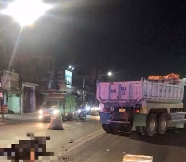 Nam thanh nien tu vong sau va cham voi xe ben luc rang sang