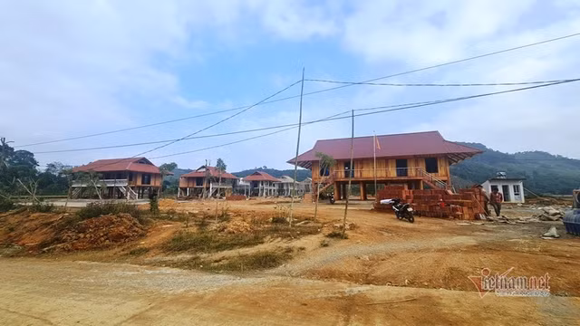 Can canh nhung ngoi nha xay trai phep trai phep tren dat trong lua o Thanh Hoa