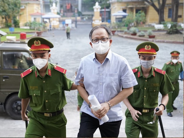 Cựu Chủ tịch HĐQT SADECO Tề Trí Dũng nhận tiền tham ô qua thư ký - Hình 2 Cuu Chu tich HDQT SADECO Te Tri Dung nhan tien tham o qua thu ky-Hinh-2