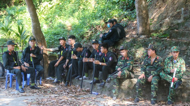 Tung quân ráo riết truy bắt phạm nhân giết người vượt ngục trốn trên đèo Hải Vân Tung quan rao riet truy bat pham nhan giet nguoi vuot nguc tron tren deo Hai Van