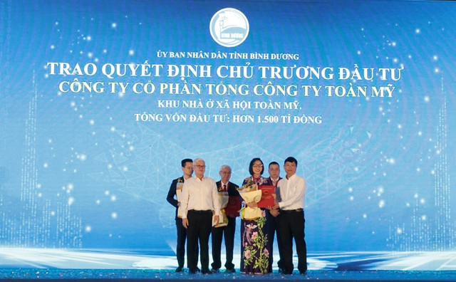 Bình Dương: Trao giấy chứng nhận đầu tư hàng loạt dự án tỷ USD Binh Duong: Trao giay chung nhan dau tu hang loat du an ty USD