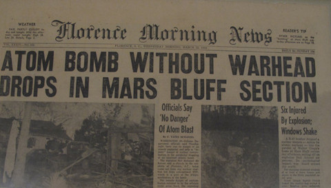 Một bài báo viết về vụ quả bom hạt nhân rơi ở Nam Carolina. Một bài báo viết về vụ quả bom hạt nhân rơi ở Nam Carolina.