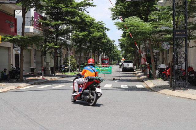 COVID-19: TP HCM bỏ giấy đi đường, giải toả chốt nội đô COVID-19: TP HCM bo giay di duong, giai toa chot noi do