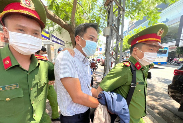 Cận cảnh công an khám xét, thu giữ nhiều thùng tài liệu tại CDC Khánh Hòa - Hình 8 Can canh cong an kham xet, thu giu nhieu thung tai lieu tai CDC Khanh Hoa-Hinh-8