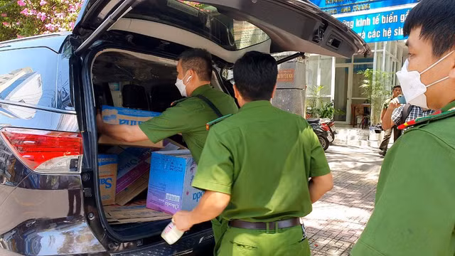 Can canh cong an kham xet, thu giu nhieu thung tai lieu tai CDC Khanh Hoa-Hinh-11