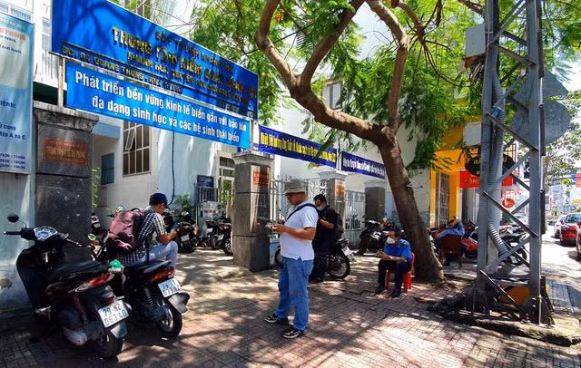 Can canh cong an kham xet, thu giu nhieu thung tai lieu tai CDC Khanh Hoa-Hinh-14