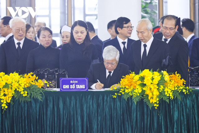 Lãnh đạo Đảng, Nhà nước ghi sổ tang tại lễ viếng Tổng Bí thư Nguyễn Phú Trọng - Hình 8 Lanh dao Dang, Nha nuoc ghi so tang tai le vieng Tong Bi thu Nguyen Phu Trong-Hinh-8
