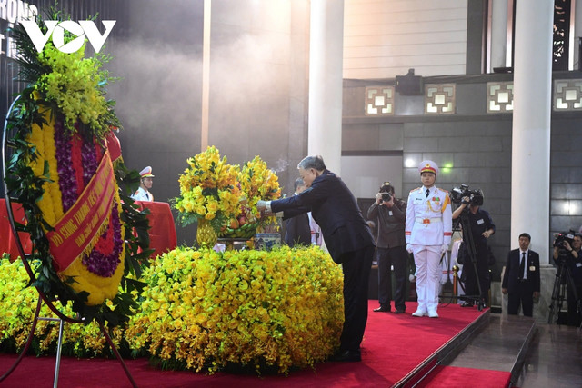 Lãnh đạo Đảng, Nhà nước ghi sổ tang tại lễ viếng Tổng Bí thư Nguyễn Phú Trọng - Hình 4 Lanh dao Dang, Nha nuoc ghi so tang tai le vieng Tong Bi thu Nguyen Phu Trong-Hinh-4