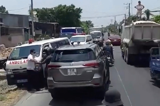 Tài xế cản trở hai xe cấp cứu trên quốc lộ bị tước bằng lái Tai xe can tro hai xe cap cuu tren quoc lo bi tuoc bang lai