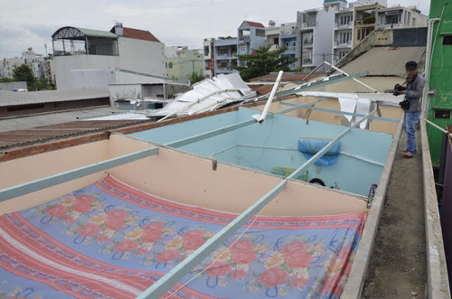 Cơn giông mưa đã gây thiệt hại nặng nề về tài sản và làm 2 người tử vong. Cơn giông mưa đã gây thiệt hại nặng nề về tài sản và làm 2 người tử vong.