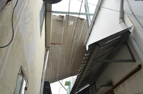 ... cuốn phăng đồ đạc và mưa làm hư hỏng nhiều tài sản gây thiệt hại nghiêm trọng. ... cuốn phăng đồ đạc và mưa làm hư hỏng nhiều tài sản gây thiệt hại nghiêm trọng.