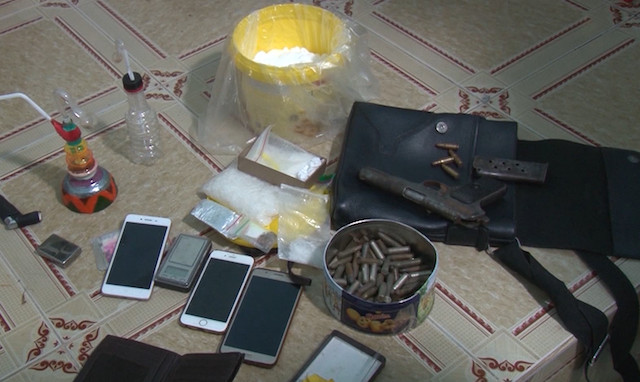 Tàng trữ cả xô ma túy cùng khẩu súng quân dụng và hàng trăm viên đạn - Hình 2 Tang tru ca xo ma tuy cung khau sung quan dung va hang tram vien dan-Hinh-2