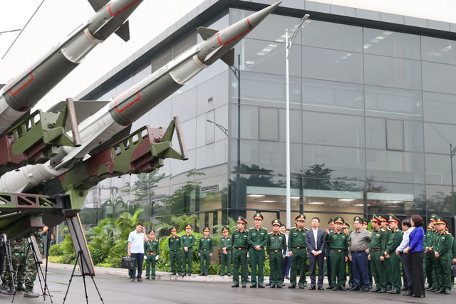 Thủ tướng Phạm Minh Chính làm việc với Tập đoàn Viettel - Hình 13 Thu tuong Pham Minh Chinh lam viec voi Tap doan Viettel-Hinh-13
