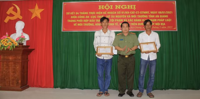 Giam doc Cong an tinh An Giang khen thuong nguoi dan to giac nguoi nhap canh trai phep
