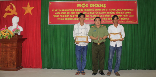 Giám đốc Công an tỉnh An Giang khen thưởng người dân tố giác người nhập cảnh trái phép Giam doc Cong an tinh An Giang khen thuong nguoi dan to giac nguoi nhap canh trai phep