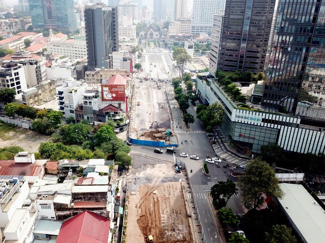 Cảnh hối hả thi công gấp rút hoàn trả mặt bằng đường Lê Lợi dịp lễ 30/4 Canh hoi ha thi cong gap rut hoan tra mat bang duong Le Loi dip le 30/4