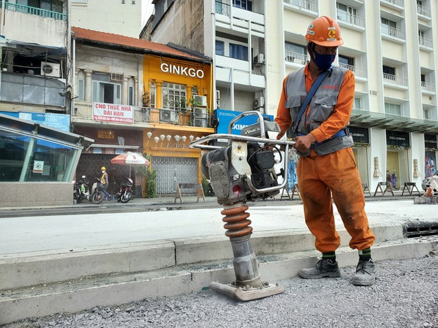 Cảnh hối hả thi công gấp rút hoàn trả mặt bằng đường Lê Lợi dịp lễ 30/4 - Hình 8 Canh hoi ha thi cong gap rut hoan tra mat bang duong Le Loi dip le 30/4-Hinh-8