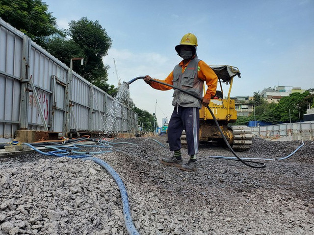 Cảnh hối hả thi công gấp rút hoàn trả mặt bằng đường Lê Lợi dịp lễ 30/4 - Hình 7 Canh hoi ha thi cong gap rut hoan tra mat bang duong Le Loi dip le 30/4-Hinh-7