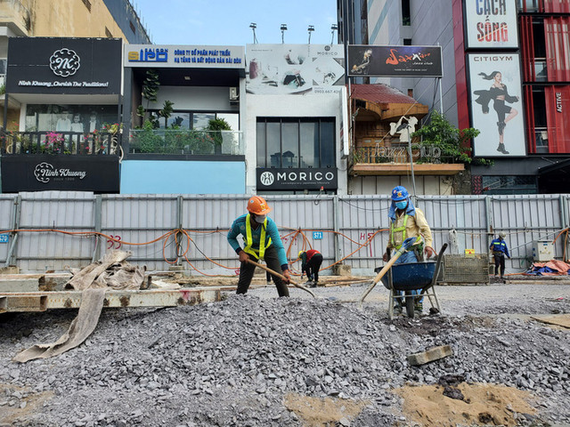 Cảnh hối hả thi công gấp rút hoàn trả mặt bằng đường Lê Lợi dịp lễ 30/4 - Hình 6 Canh hoi ha thi cong gap rut hoan tra mat bang duong Le Loi dip le 30/4-Hinh-6