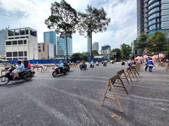 Canh hoi ha thi cong gap rut hoan tra mat bang duong Le Loi dip le 30/4-Hinh-10