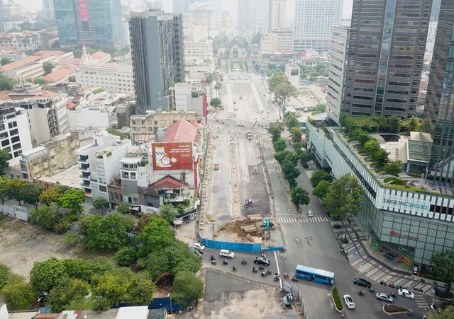 Cảnh hối hả thi công gấp rút hoàn trả mặt bằng đường Lê Lợi dịp lễ 30/4 - Hình 4 Canh hoi ha thi cong gap rut hoan tra mat bang duong Le Loi dip le 30/4-Hinh-4