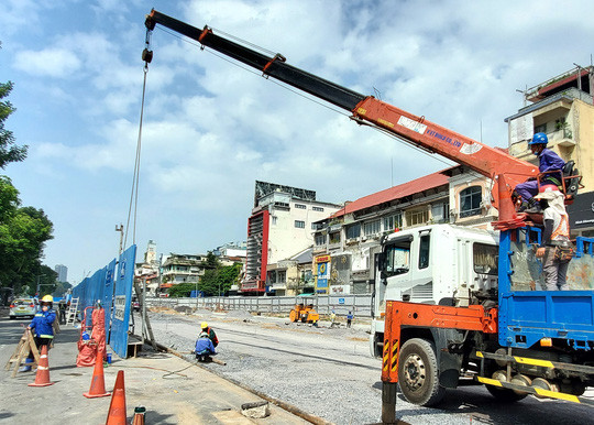 Cảnh hối hả thi công gấp rút hoàn trả mặt bằng đường Lê Lợi dịp lễ 30/4 - Hình 11 Canh hoi ha thi cong gap rut hoan tra mat bang duong Le Loi dip le 30/4-Hinh-11