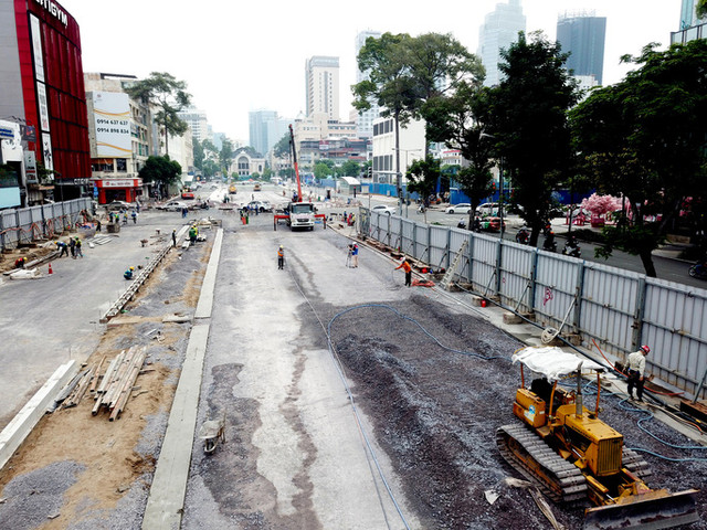 Cảnh hối hả thi công gấp rút hoàn trả mặt bằng đường Lê Lợi dịp lễ 30/4 - Hình 3 Canh hoi ha thi cong gap rut hoan tra mat bang duong Le Loi dip le 30/4-Hinh-3