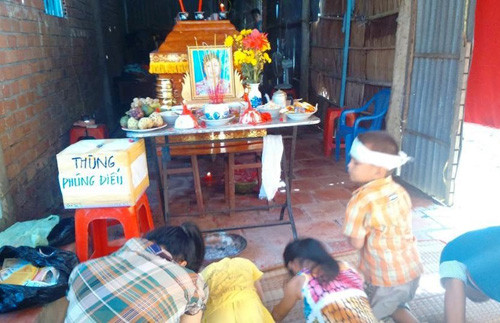 Chị Mỹ được đưa về quê nhà của chồng lo hậu sự. Hoàn cảnh gia đình anh Tuấn cũng vô cùng bi đát...