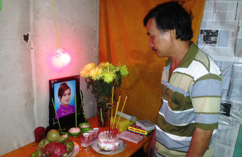 Người cha đang mỏi mòn ngóng chờ người con trai đã sang Hàn Quốc đưa thi thể em mình về đất mẹ.