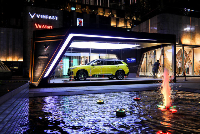 VinFast President khoe dáng bên Landmark 81: Chất từ xe đến… phòng trưng bày VinFast President khoe dang ben Landmark 81: Chat tu xe den… phong trung bay