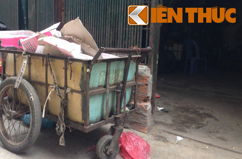 Vối chiếc xe đầy này, giờ đây chị Hồng tiếp tục việc mưu sinh để cùng chồng lo cho 2 con nhỏ đang vắng mẹ cha ở quê nghèo.