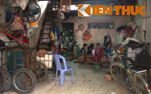 Căn nhà trọ ngột ngạt vợ chồng chị Hồng và hàng chục người đồng hương Quảng Ngãi thuê ở hẻm 84 đường Trần Văn Quang.