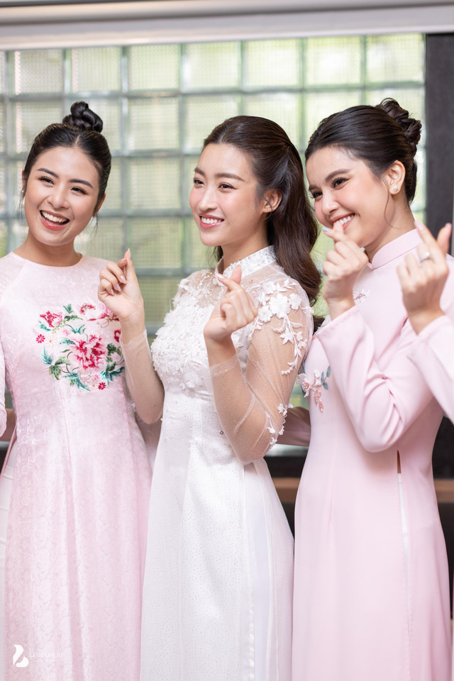 Chùm ảnh lễ ăn hỏi của thiếu gia Đỗ Quang Vinh và hoa hậu Đỗ Mỹ Linh - Hình 12 Chum anh le an hoi cua thieu gia Do Quang Vinh va hoa hau Do My Linh-Hinh-12