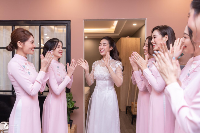 Chùm ảnh lễ ăn hỏi của thiếu gia Đỗ Quang Vinh và hoa hậu Đỗ Mỹ Linh - Hình 10 Chum anh le an hoi cua thieu gia Do Quang Vinh va hoa hau Do My Linh-Hinh-10