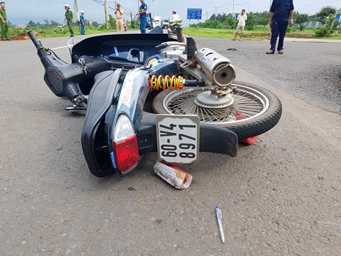 Đi xe máy không đội mũ bảo hiểm còn tông CSGT nứt xương chậu ở Đồng Nai Di xe may khong doi mu bao hiem con tong CSGT nut xuong chau o Dong Nai