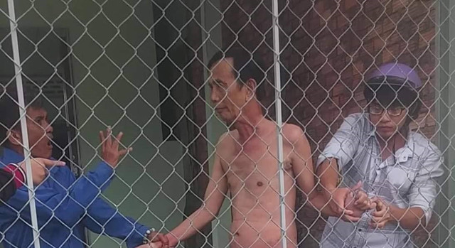 Bắt tạm giam người đàn ông 66 tuổi khỏa thân cùng bé gái 13 tuổi Bat tam giam nguoi dan ong 66 tuoi khoa than cung be gai 13 tuoi