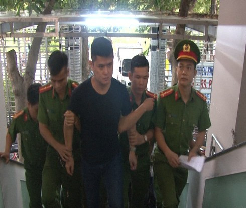 Bắt tạm giam bác sỹ hiếp dâm rồi hành hung dã man nữ điều dưỡng xinh đẹp Bat tam giam bac sy hiep dam roi hanh hung da man nu dieu duong xinh dep