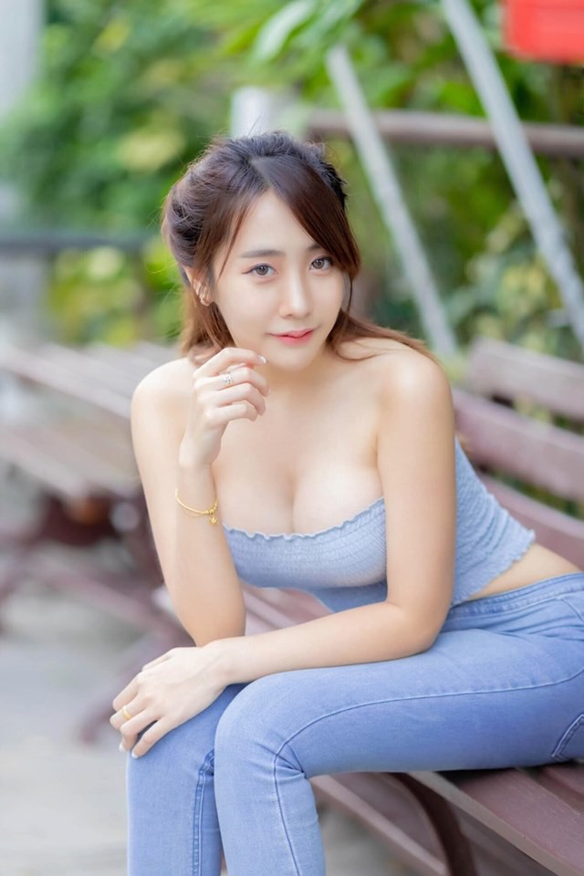 Ngắm vòng 1 cực phẩm và đường cong 'bỏng mắt' của hotgirl nữ hoàng nội y Ngam vong 1 cuc pham va duong cong 'bong mat' cua hotgirl nu hoang noi y