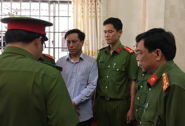 Cựu Chủ tịch TP Trà Vinh ký 315 hồ sơ đất đai, gây thất thoát 70 tỷ đồng Cuu Chu tich TP Tra Vinh ky 315 ho so dat dai, gay that thoat 70 ty dong