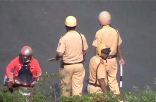 ... cuối cùng, các CSGT phải "nhượng bộ".