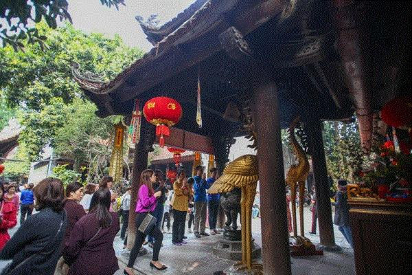 Những đền, chùa nổi tiếng linh thiêng nhất định phải ghé thăm dịp Tết tại Hà Nội - Hình 7 Nhung den, chua noi tieng linh thieng nhat dinh phai ghe tham dip Tet tai Ha Noi-Hinh-7